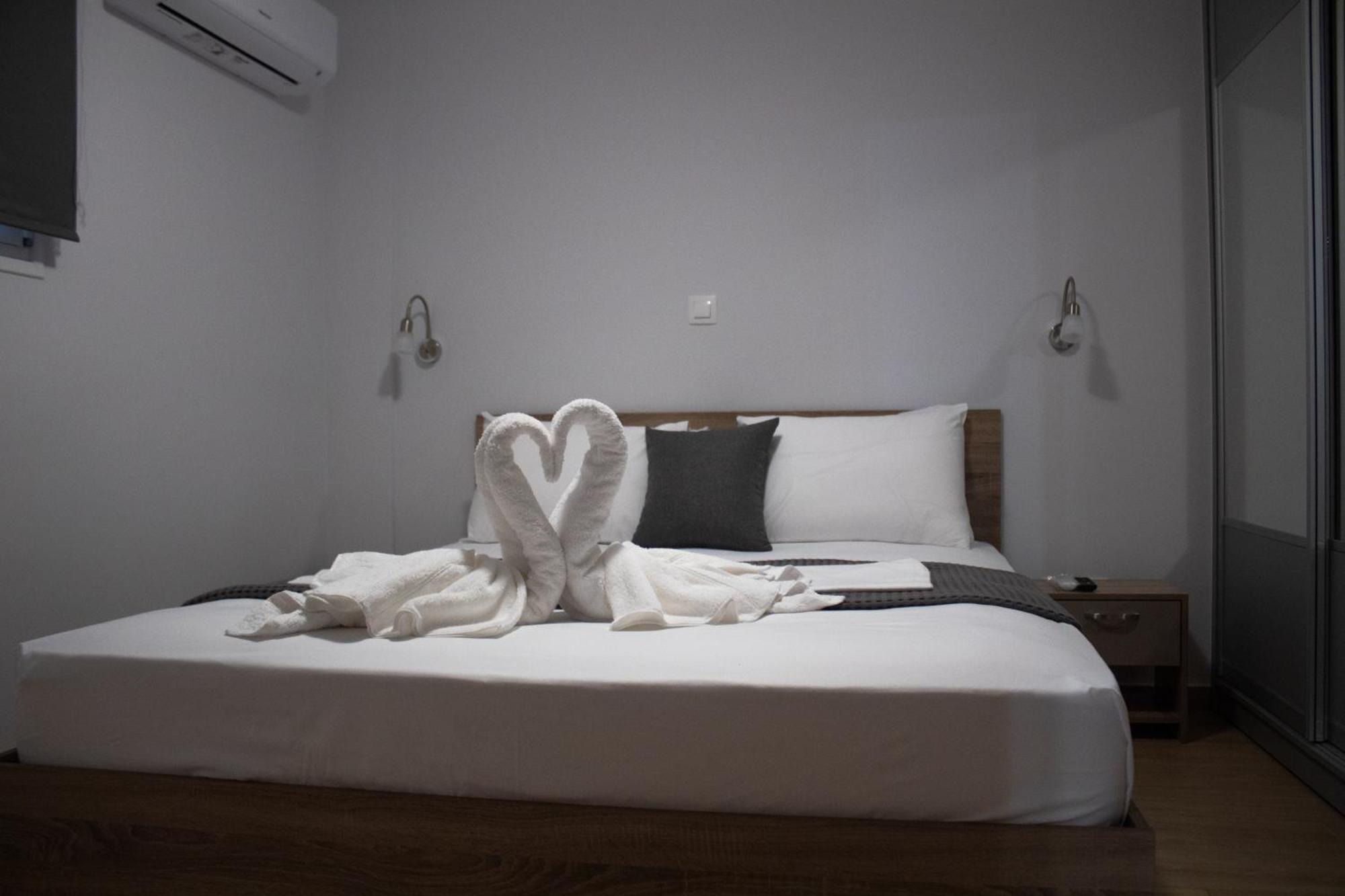 Giakost Apartments V Near Airport Артемида Екстериор снимка