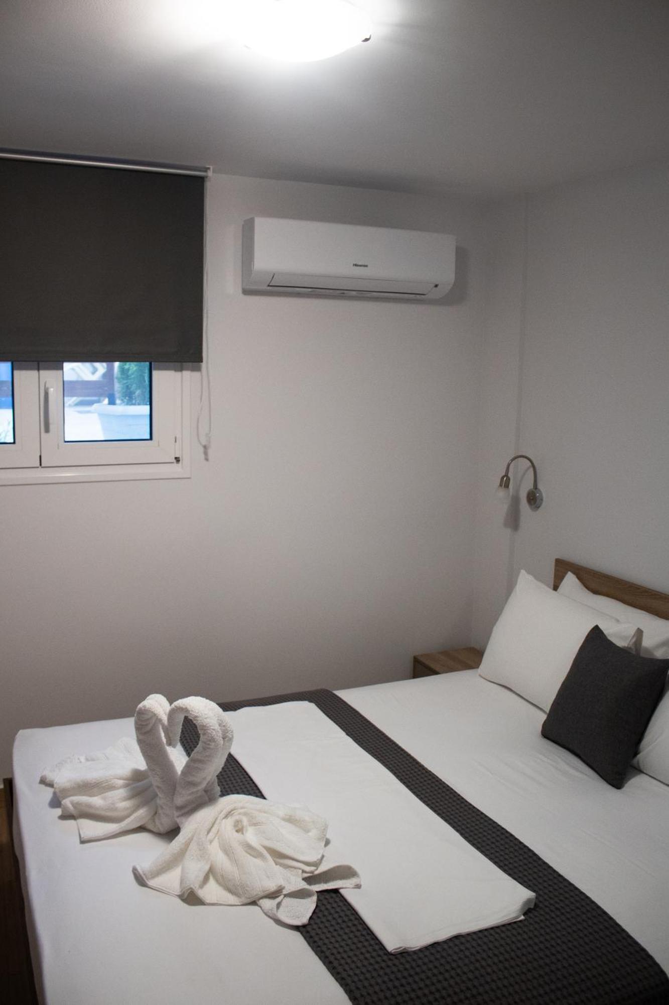 Giakost Apartments V Near Airport Артемида Екстериор снимка