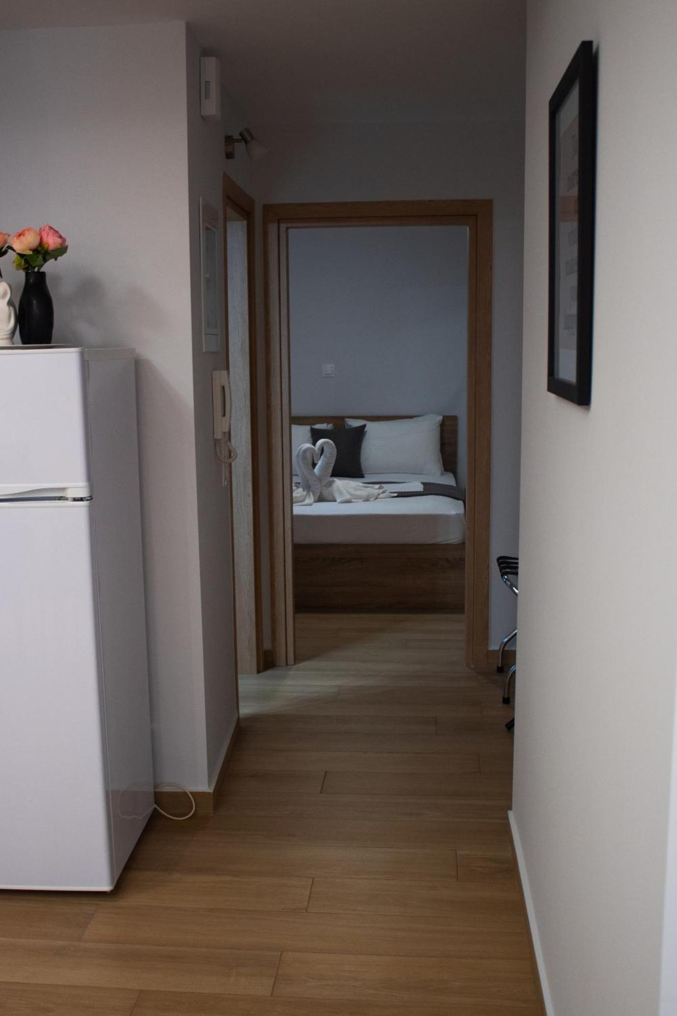 Giakost Apartments V Near Airport Артемида Екстериор снимка