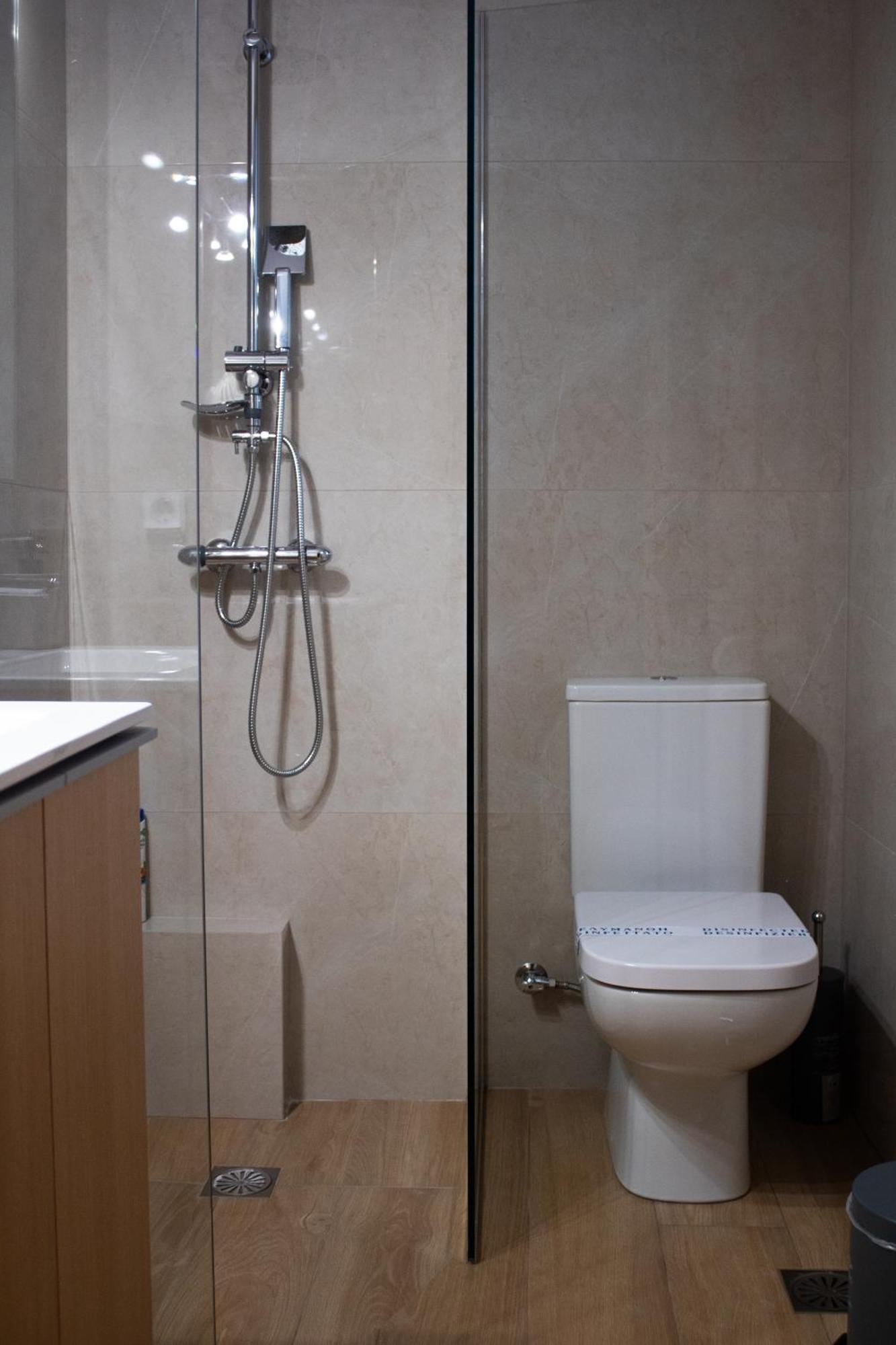 Giakost Apartments V Near Airport Артемида Екстериор снимка
